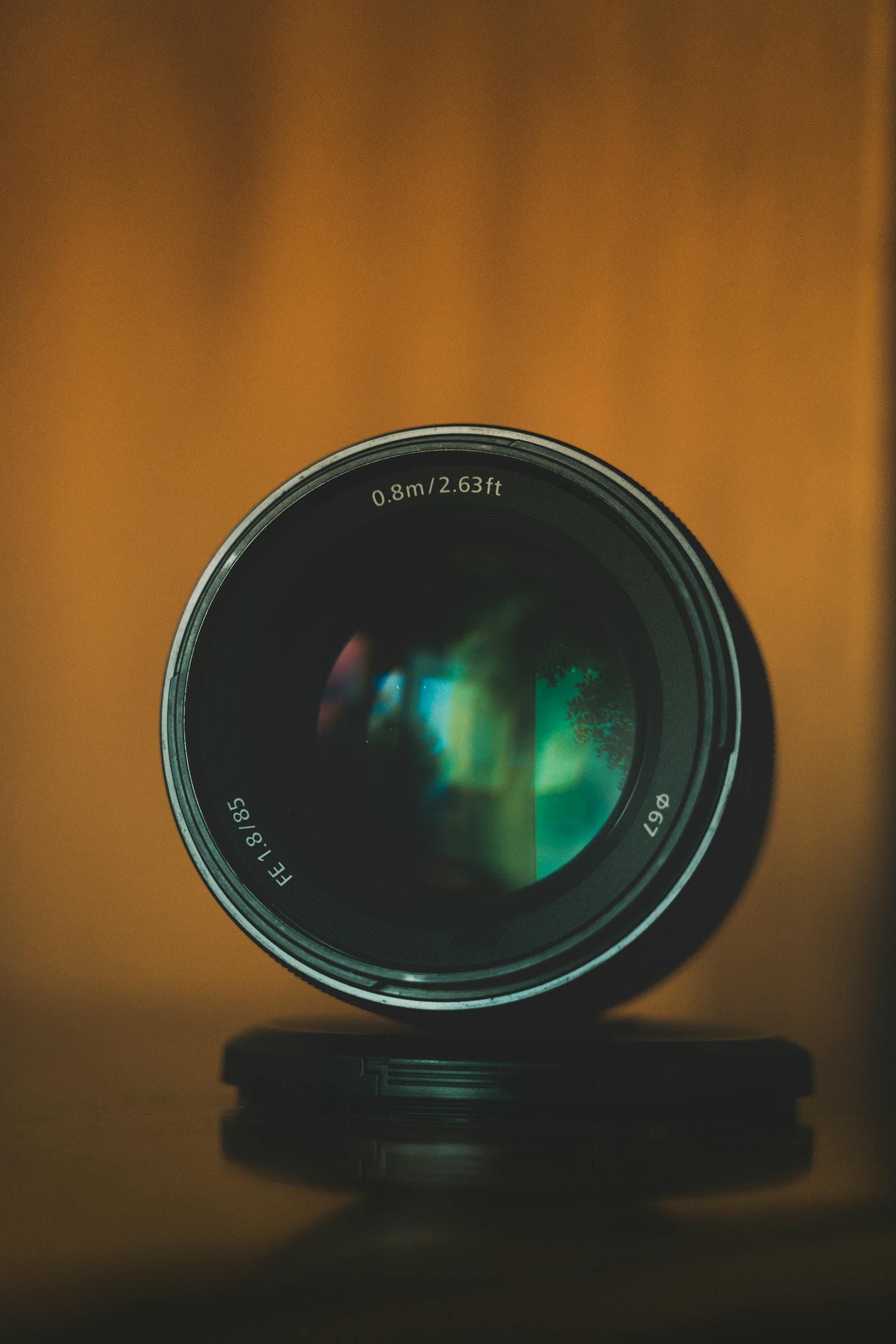 Close-up van cameralens met warme reflectie als beeld bij herkomstmetadata en beeldvertrouwen