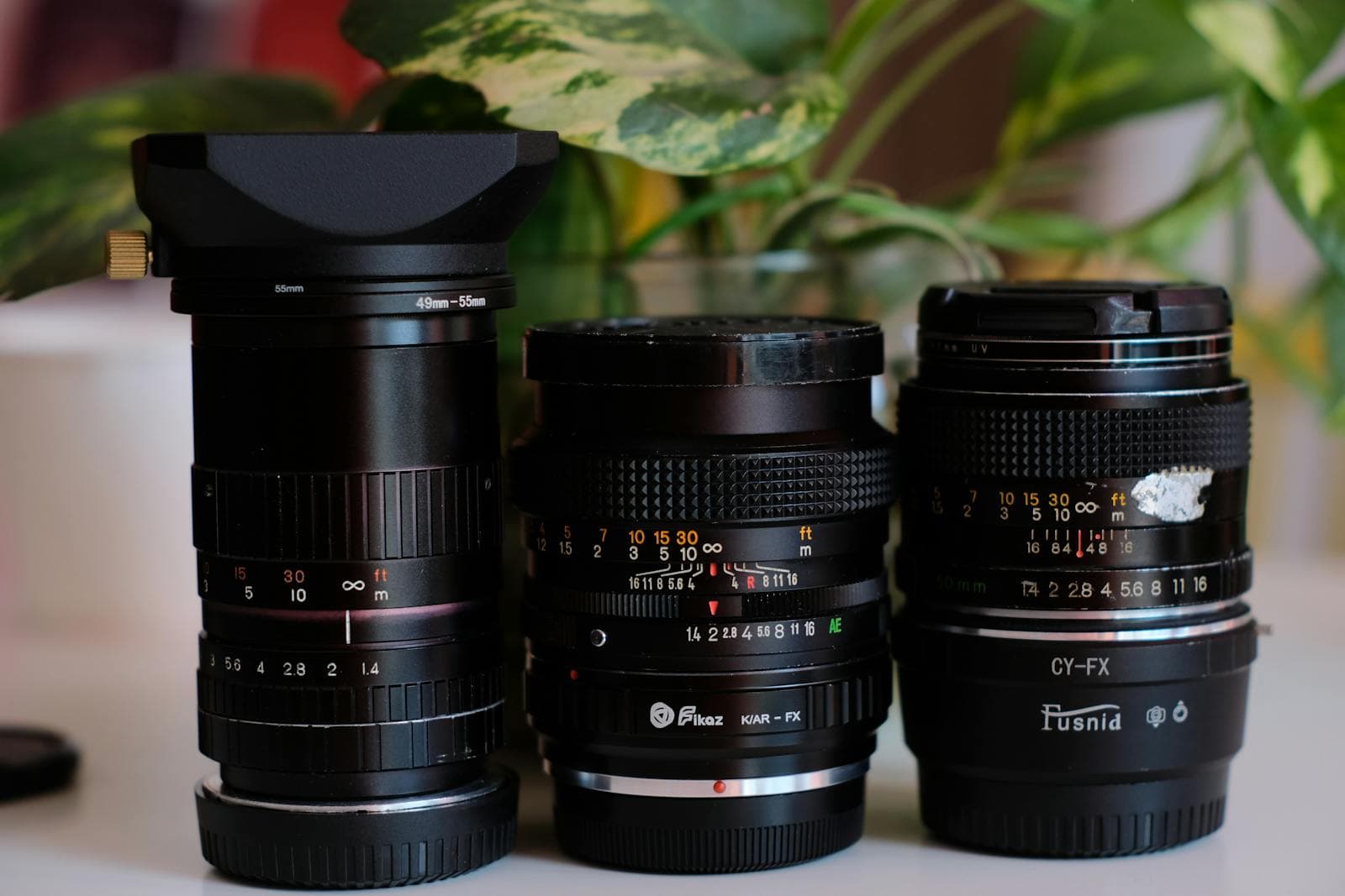 Cameralenzen op tafel als beeld bij herkomstmetadata en authenticiteit