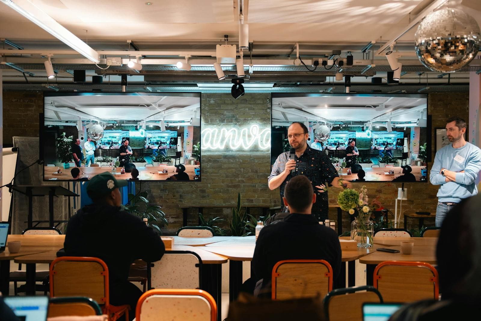 Presentatieschermen en publiek als beeld bij archief, selectie en georganiseerde beeldworkflow