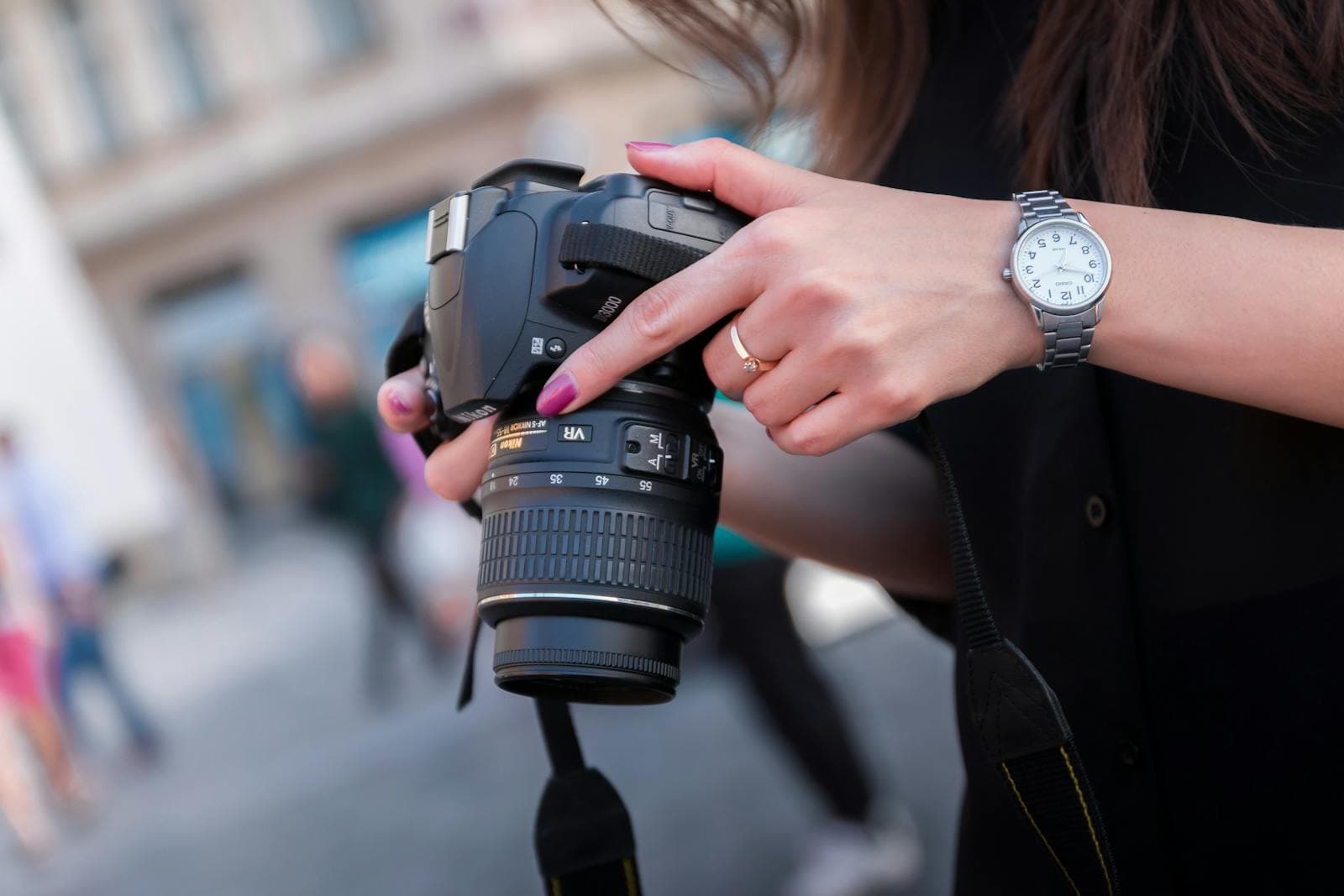 Beeldbespreking aan tafel als beeld bij fotografieproces