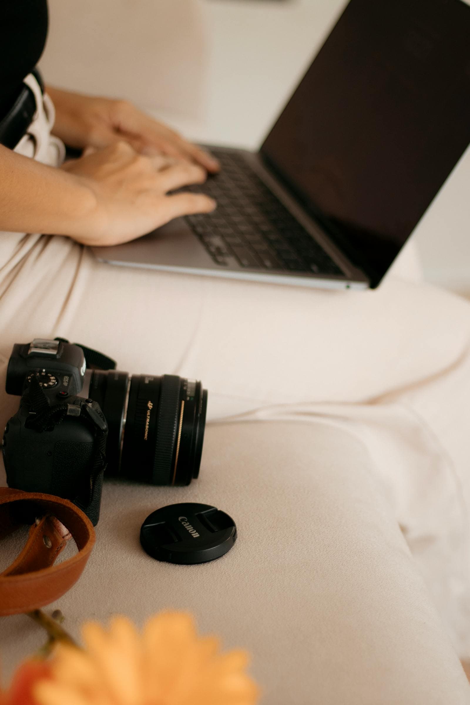 Close-up van fotobewerking op laptop met camera-apparatuur als beeld bij AI-gestuurde fotobewerking