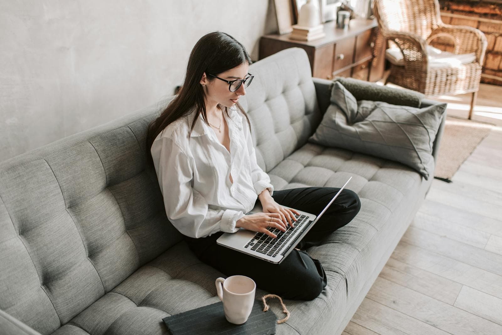 Rustige beeldselectie en nabewerking op laptop als beeld bij workflow