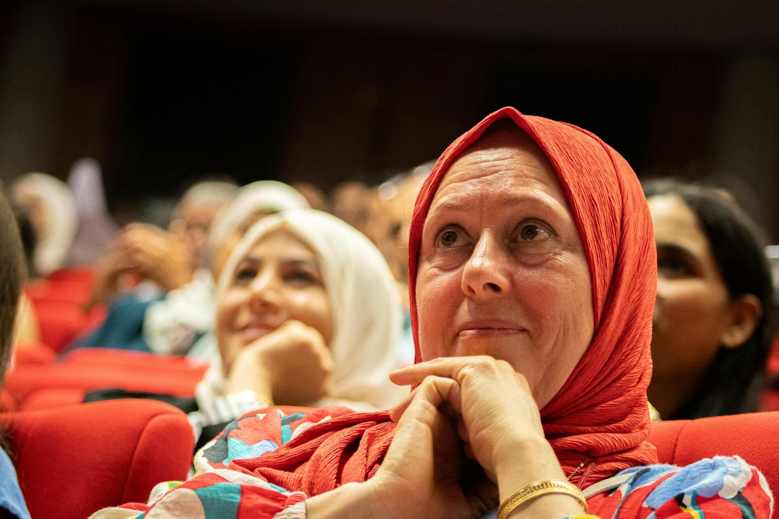 Publiek tijdens een cultureel evenement als beeld bij fotojournalistiek en context