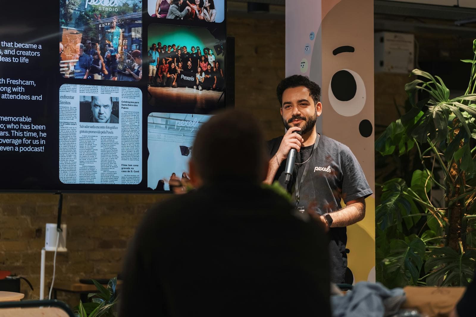 Spreker met microfoon tijdens een moderne bijeenkomst als beeld bij stabiele video en eventregistratie