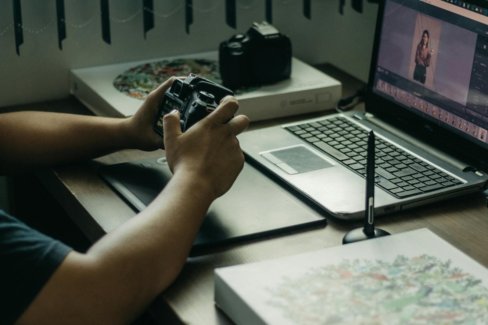 Laptop, camera en editingwerkplek als beeld bij Lightroom, AI en fotobewerking