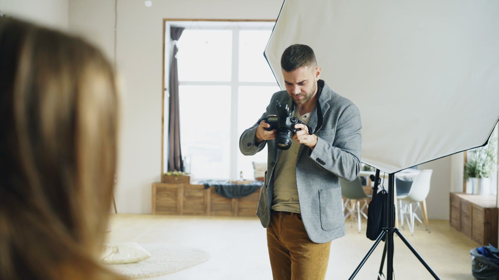Fotograaf die in een studio-opstelling een portret voorbereidt