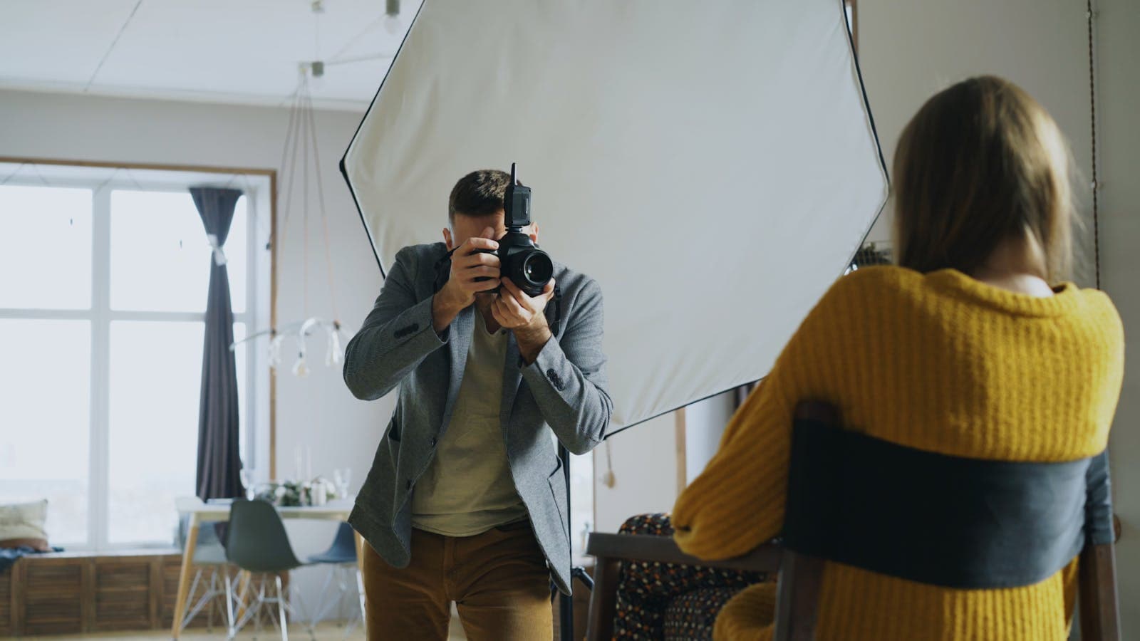 Fotograaf in natuurlijke studio-opstelling als beeld bij compositieadvies