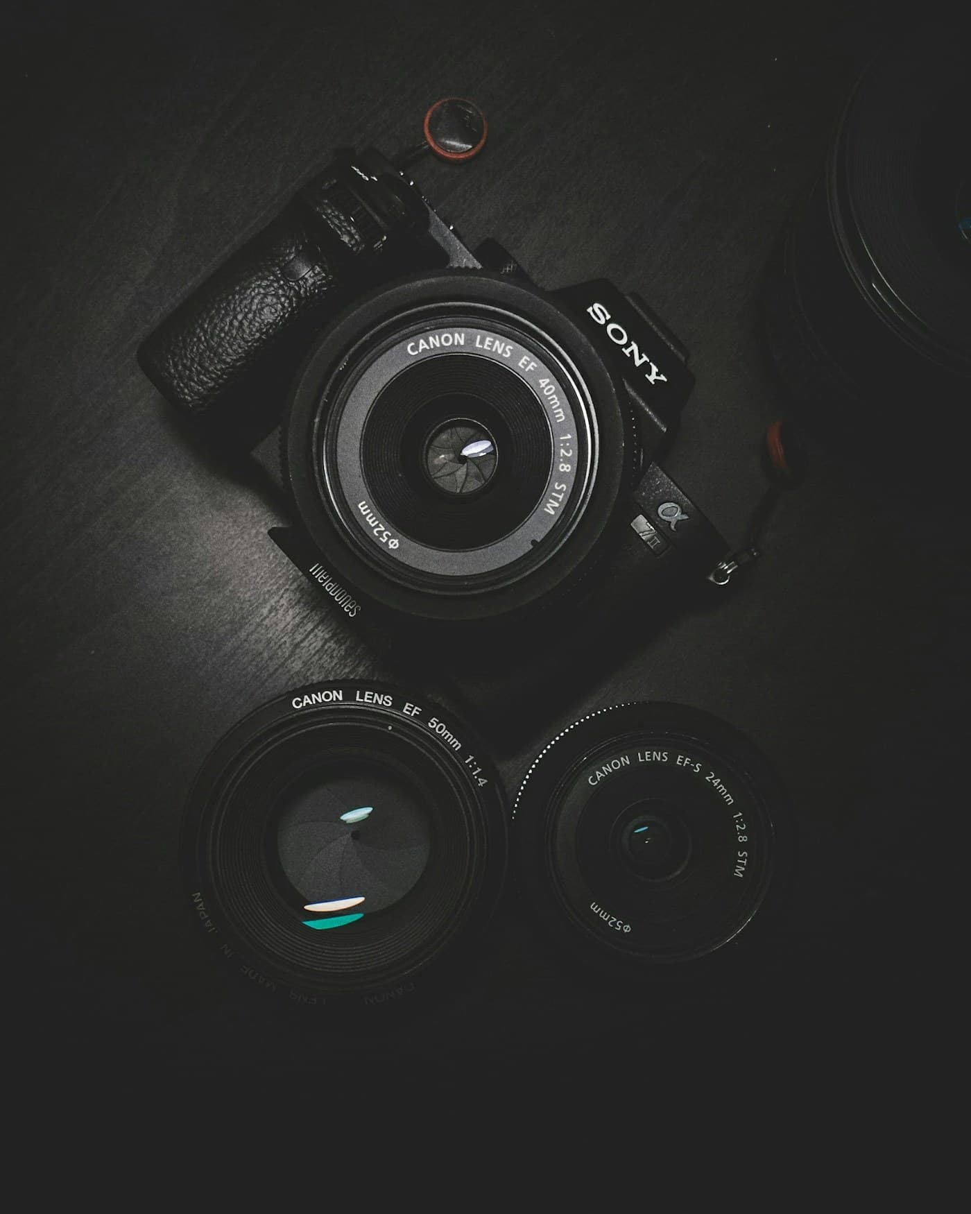 Studio-opstelling met camera, warm licht en professionele fotografie